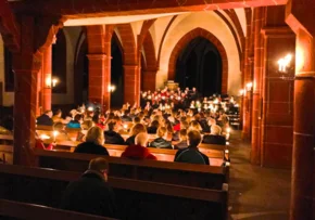 Adventssingen in der Kirche | Foto: Alexander Neid / fundus-medien.de